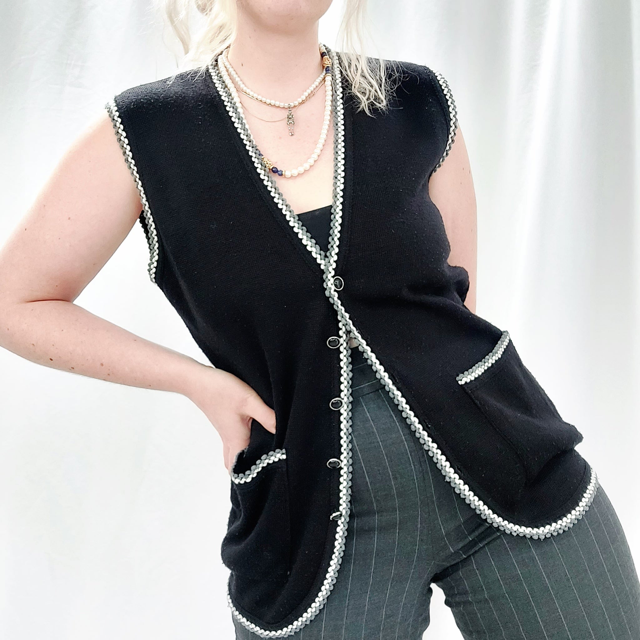 VINTAGE BLACK KNIT SWEATERVEST - L