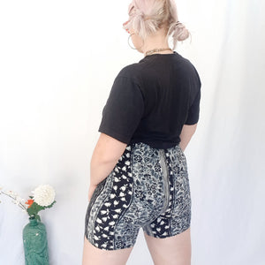 VINTAGE BLACK AND WHITE PRINTED SHORTS-M