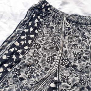 VINTAGE BLACK AND WHITE PRINTED SHORTS-M