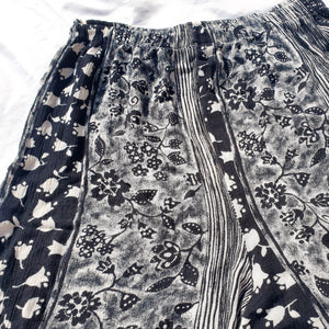 VINTAGE BLACK AND WHITE PRINTED SHORTS-M