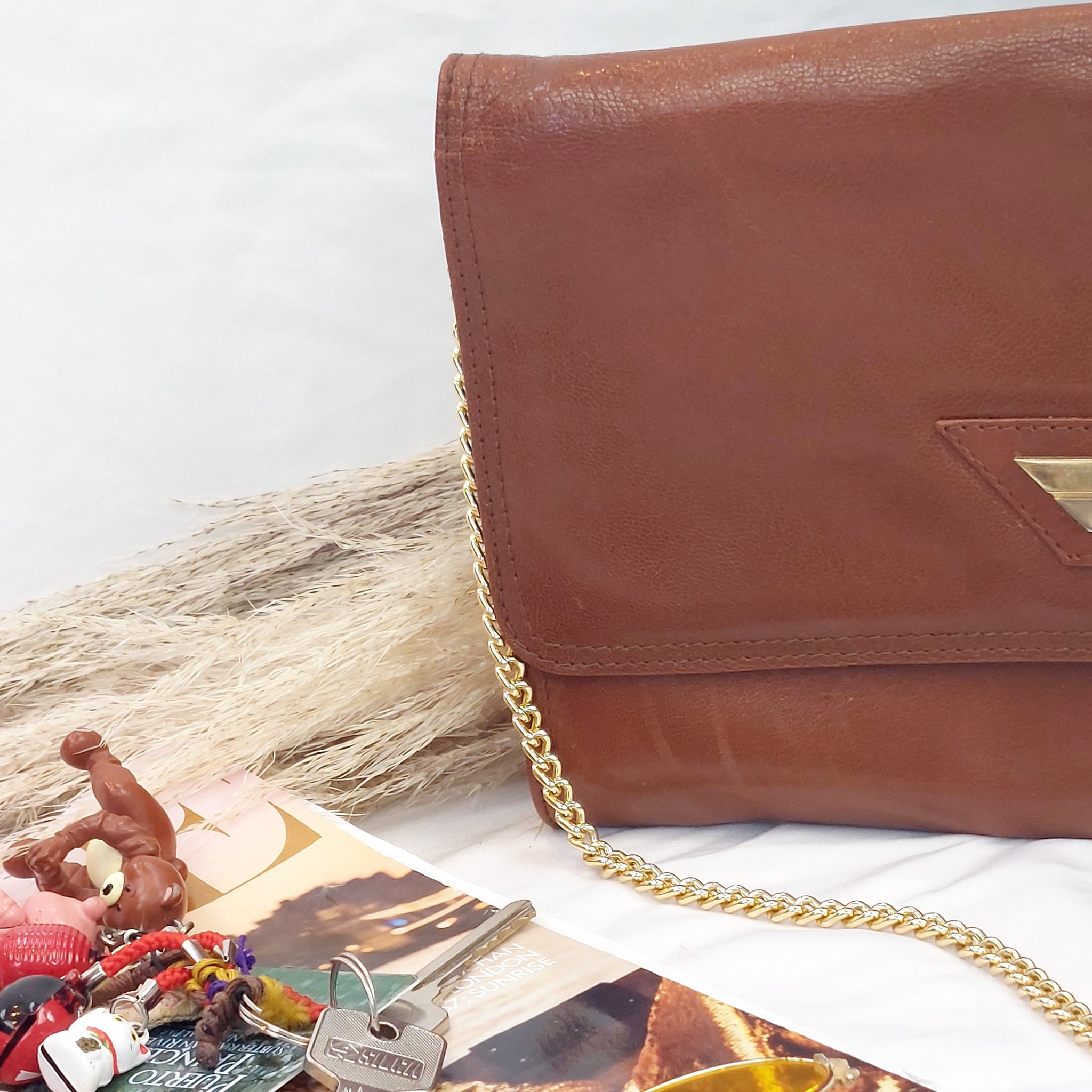 VINTAGE BROWN LEATHER CLUTCH