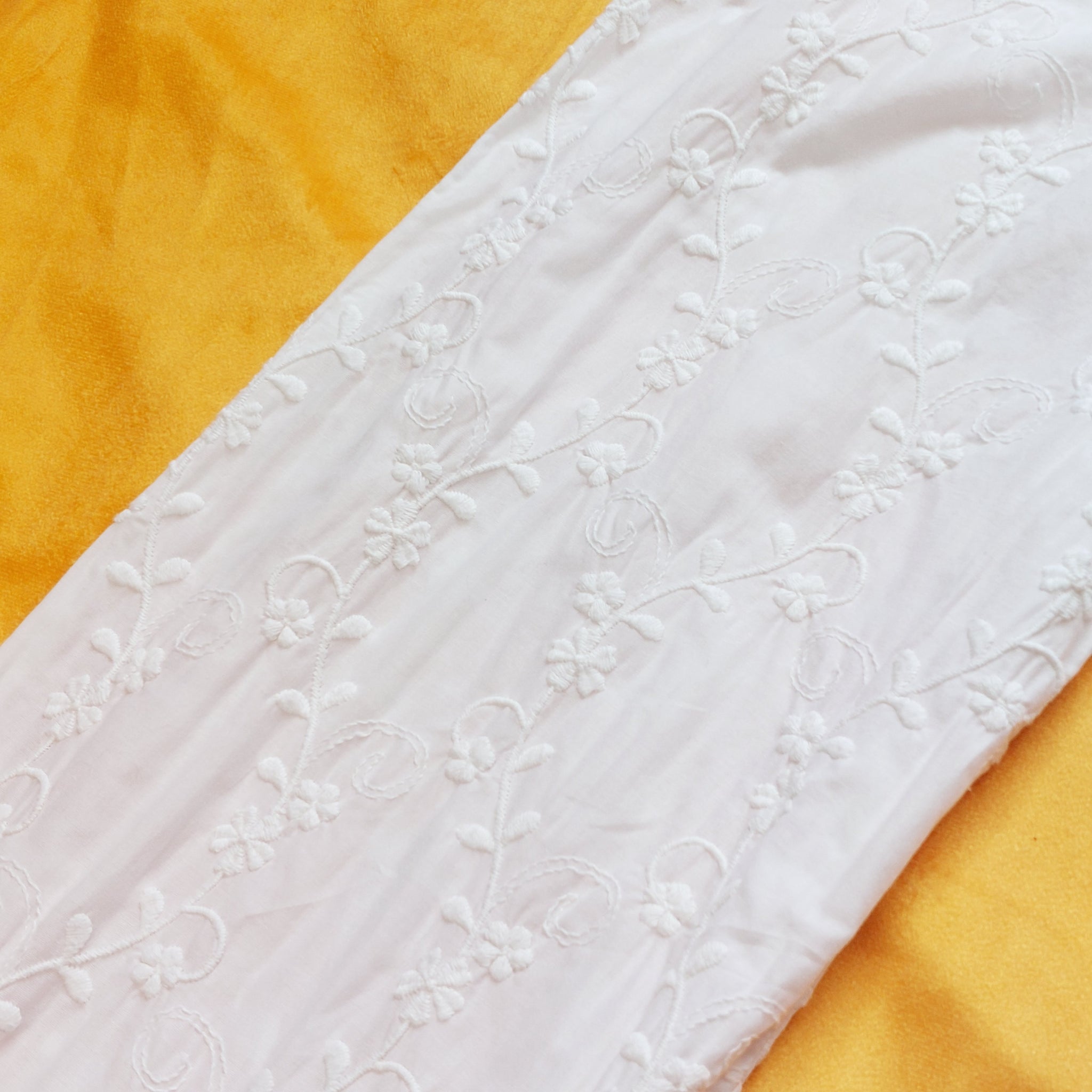 BOHEMIAN WHITE EMBROIDERED PANTS - M