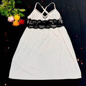 VINTAGE WHITE SLIP WITH BLACK LACE - S